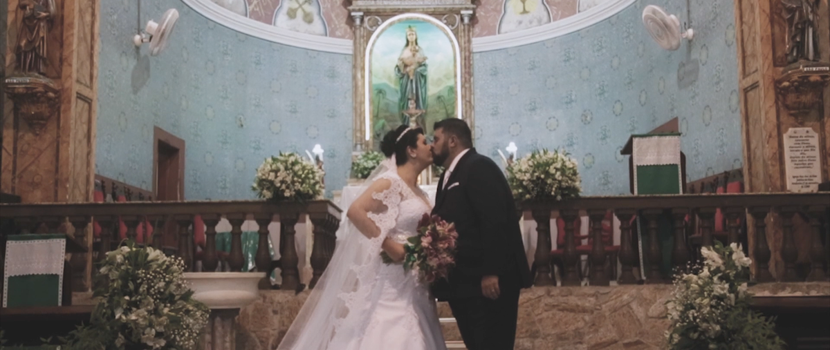 Thais e Luis se beijam no altar da Paróquia Nossa Senhora do Sion, em Itanhaém/SP.