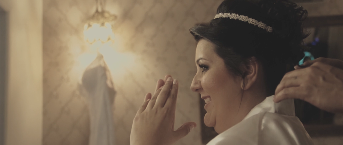 Thais e sua alegria contagiante enquanto se arrumava no Espaço Beauté em Itanhaém, litoral de São Paulo.