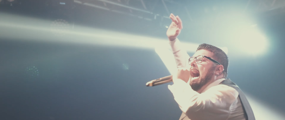 O rockeiro Luis cantou algumas músicas, em seu casamento, com a banda Broadway Show Band.