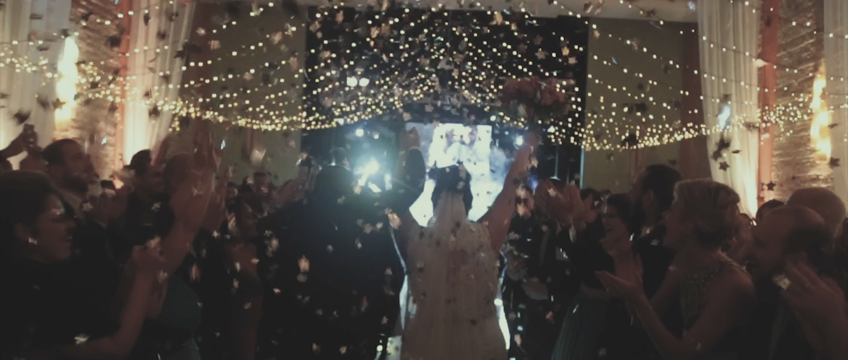 Thais e Luis entrando para a recepção de seu casamento. O lugar escolhido para a festa foi o Espaço Cultural Suarão.