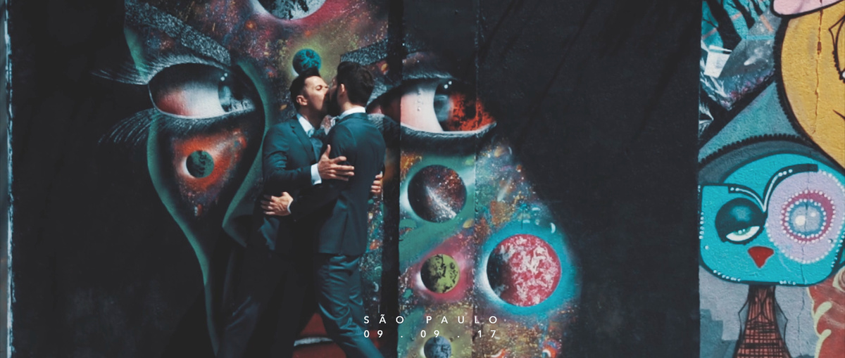 Elry e Gauss se beijam em mural no Beco do Batman, Vila Madalena, São Paulo. O grafite foi o cenário perfeito para um ensaio despojado. O primeiro casamento gay da Gravata Florida Filmes.