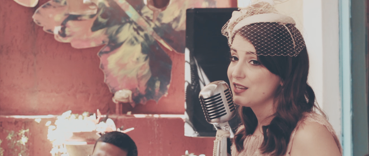 A linda e talentosa cantora Lorenza Pozza deu muito charme à cerimônia de casamento de Elry e Gauss.