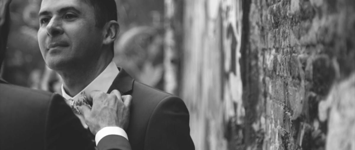 Elry ajusta a gravata de Gauss, num gesto de carinho e amor.