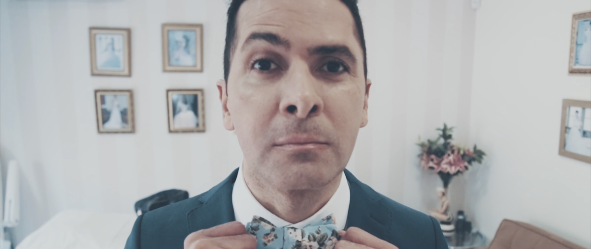 Gauss Damascena ajusta sua gravata florida da marca O Francês Gravataria.