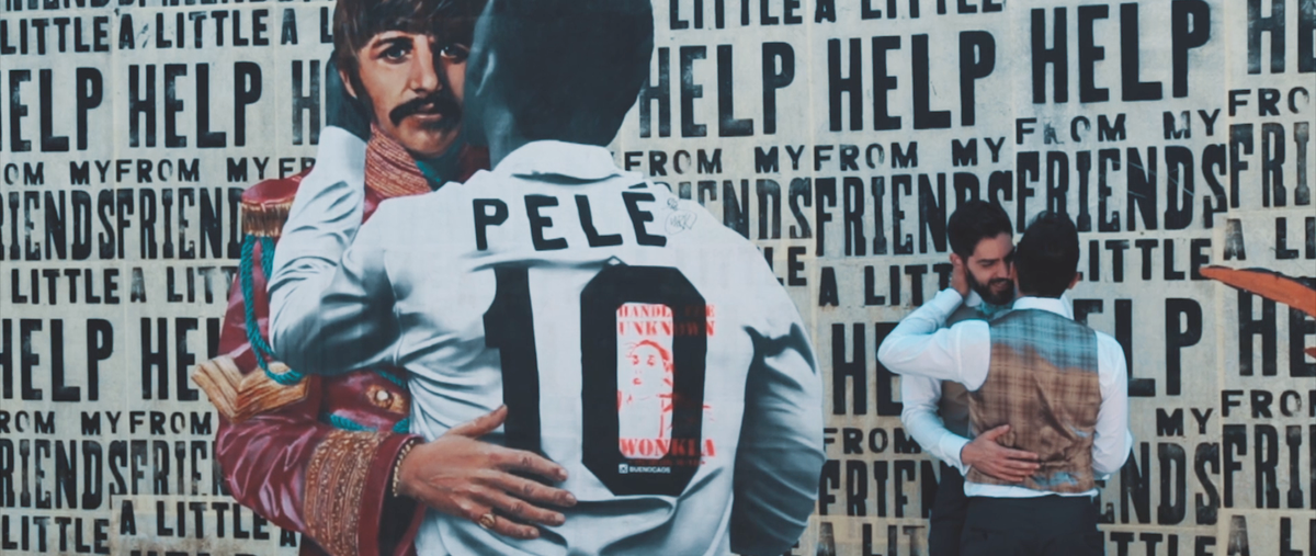 Elry e Gauss formam um casal irreverente e muito bem humorado. No mural eles brincam com a arte do Beatle Ringo e Pelé, o rei do futebol.