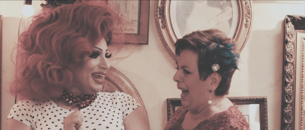 Nicole Verywell se diverte com a mãe de Elry no casamento de Elry e Gauss, realizado no Ruella Bistrô, em São Paulo.