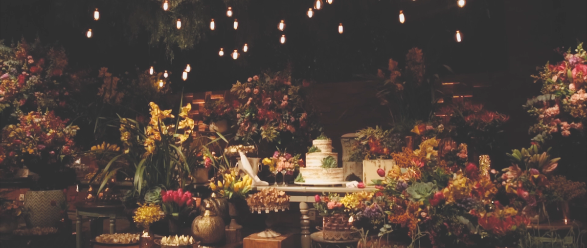 Linda decoração da mesa do bolo do casamento de Julia e Thiago. Decoração por Karina Saab e bolo por Lamego Doces.