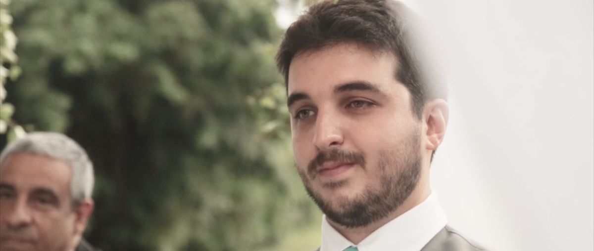 Rafael aguarda ansioso sua amada. Rafael e Camilla se casaram no Golf Club Santos São Vicente.