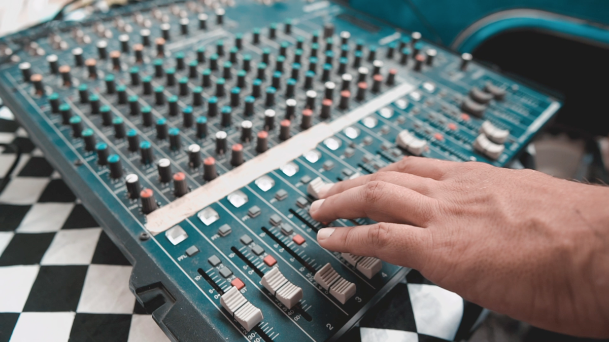 Arte em Comum é um projeto do Komboio Cultural, contemplado no 6º Facult da Secretaria de Cultura de Santos. O objetivo do projeto é levar arte, brincadeira, circo e música para regiões da cidade fora do eixo cultural.