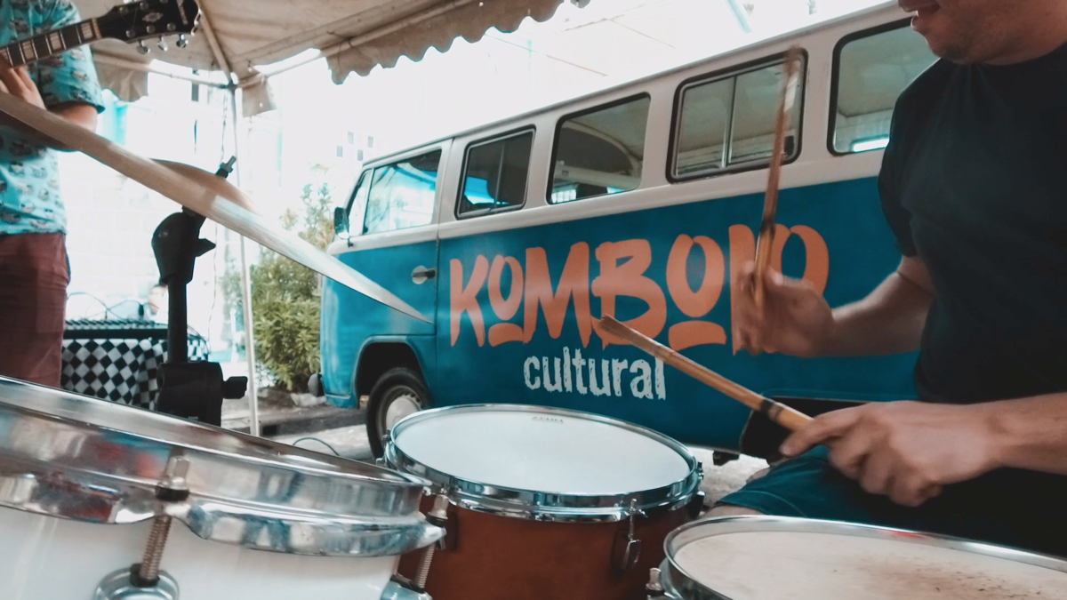 Arte em Comum é um projeto do Komboio Cultural, contemplado no 6º Facult da Secretaria de Cultura de Santos. O objetivo do projeto é levar arte, brincadeira, circo e música para regiões da cidade fora do eixo cultural.