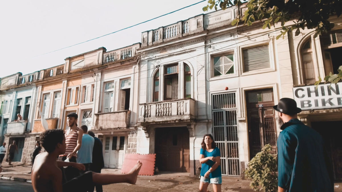 Arte em Comum é um projeto do Komboio Cultural, contemplado no 6º Facult da Secretaria de Cultura de Santos. O objetivo do projeto é levar arte, brincadeira, circo e música para regiões da cidade fora do eixo cultural.