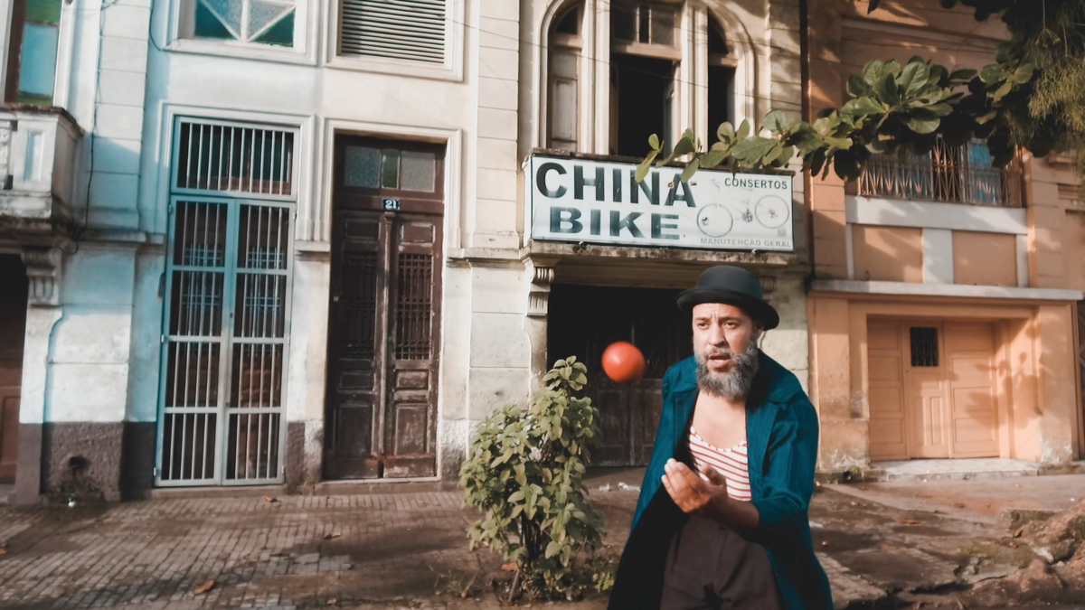 Arte em Comum é um projeto do Komboio Cultural, contemplado no 6º Facult da Secretaria de Cultura de Santos. O objetivo do projeto é levar arte, brincadeira, circo e música para regiões da cidade fora do eixo cultural.