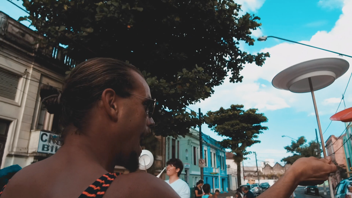 Arte em Comum é um projeto do Komboio Cultural, contemplado no 6º Facult da Secretaria de Cultura de Santos. O objetivo do projeto é levar arte, brincadeira, circo e música para regiões da cidade fora do eixo cultural.