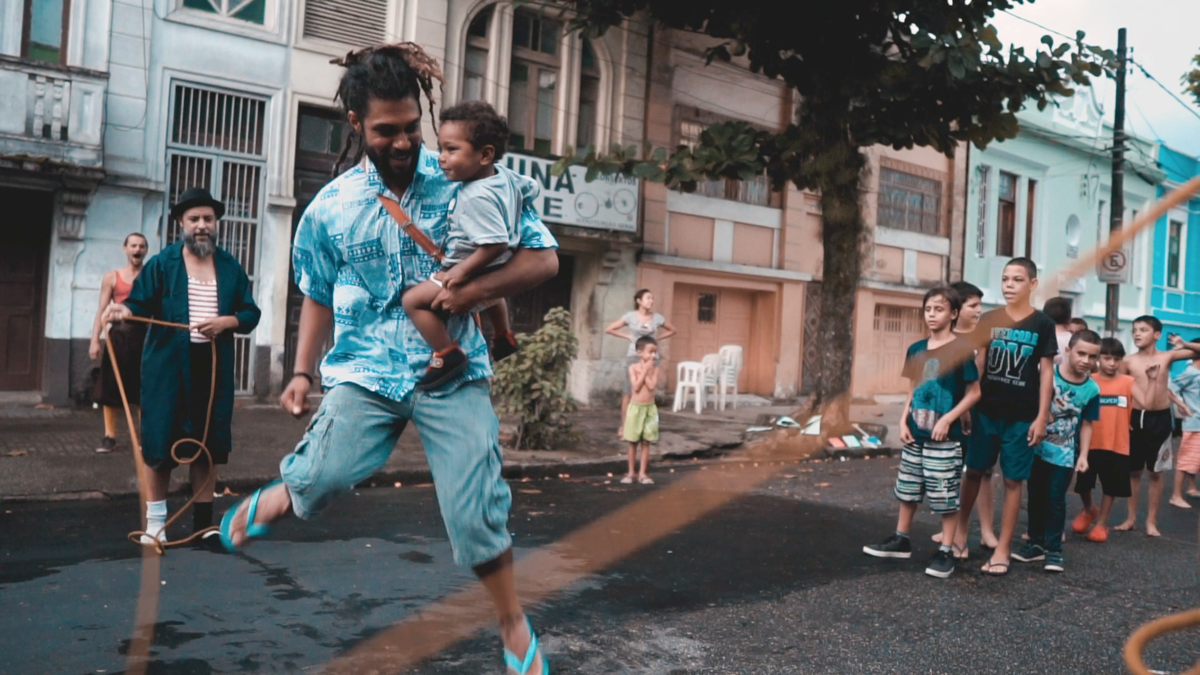 Arte em Comum é um projeto do Komboio Cultural, contemplado no 6º Facult da Secretaria de Cultura de Santos. O objetivo do projeto é levar arte, brincadeira, circo e música para regiões da cidade fora do eixo cultural.