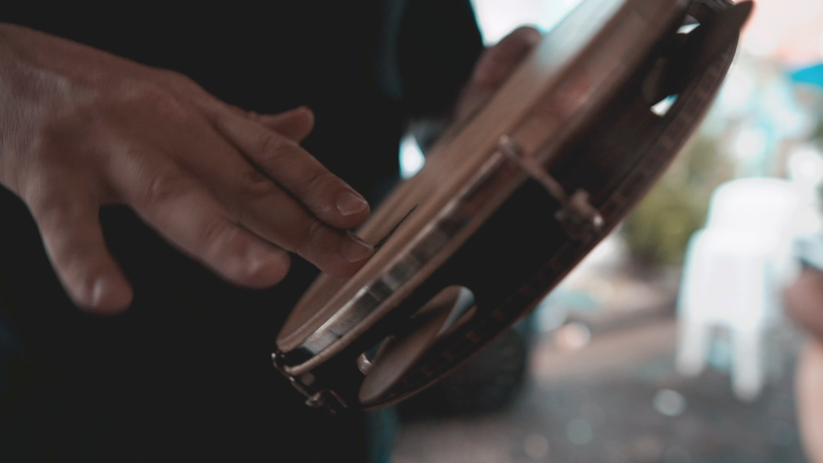 Arte em Comum é um projeto do Komboio Cultural, contemplado no 6º Facult da Secretaria de Cultura de Santos. O objetivo do projeto é levar arte, brincadeira, circo e música para regiões da cidade fora do eixo cultural.