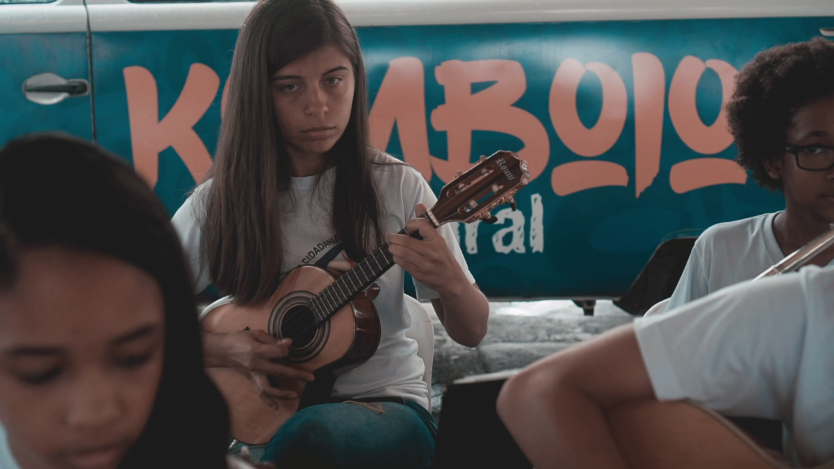 Arte em Comum é um projeto do Komboio Cultural, contemplado no 6º Facult da Secretaria de Cultura de Santos. O objetivo do projeto é levar arte, brincadeira, circo e música para regiões da cidade fora do eixo cultural.