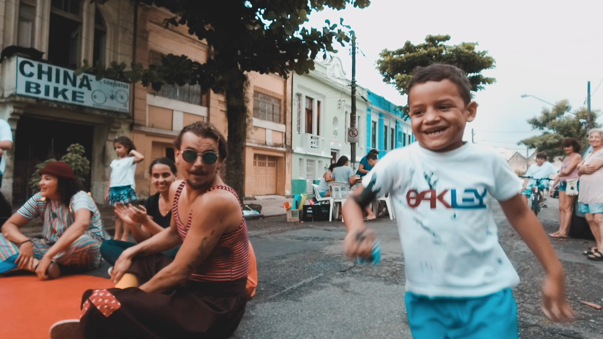 Arte em Comum é um projeto do Komboio Cultural, contemplado no 6º Facult da Secretaria de Cultura de Santos. O objetivo do projeto é levar arte, brincadeira, circo e música para regiões da cidade fora do eixo cultural.