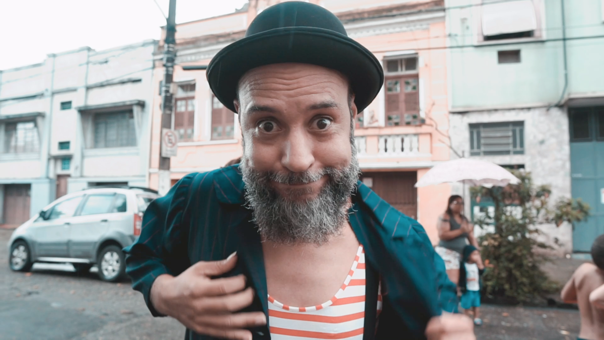 Arte em Comum é um projeto do Komboio Cultural, contemplado no 6º Facult da Secretaria de Cultura de Santos. O objetivo do projeto é levar arte, brincadeira, circo e música para regiões da cidade fora do eixo cultural.