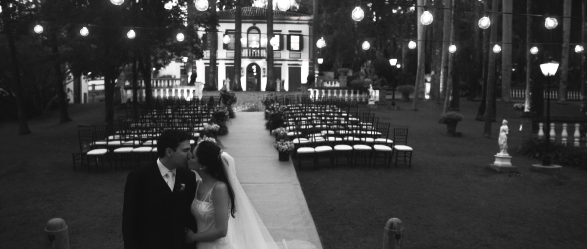 Casal se beijando durante ensaio no fim da tarde na Fazenda Santa Barbara