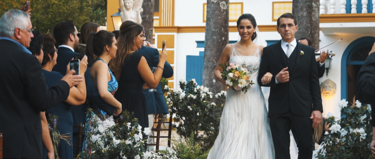 Noiva Taisa entrando na cerimônia de seu casamento de dia na Fazenda Santa Barbara