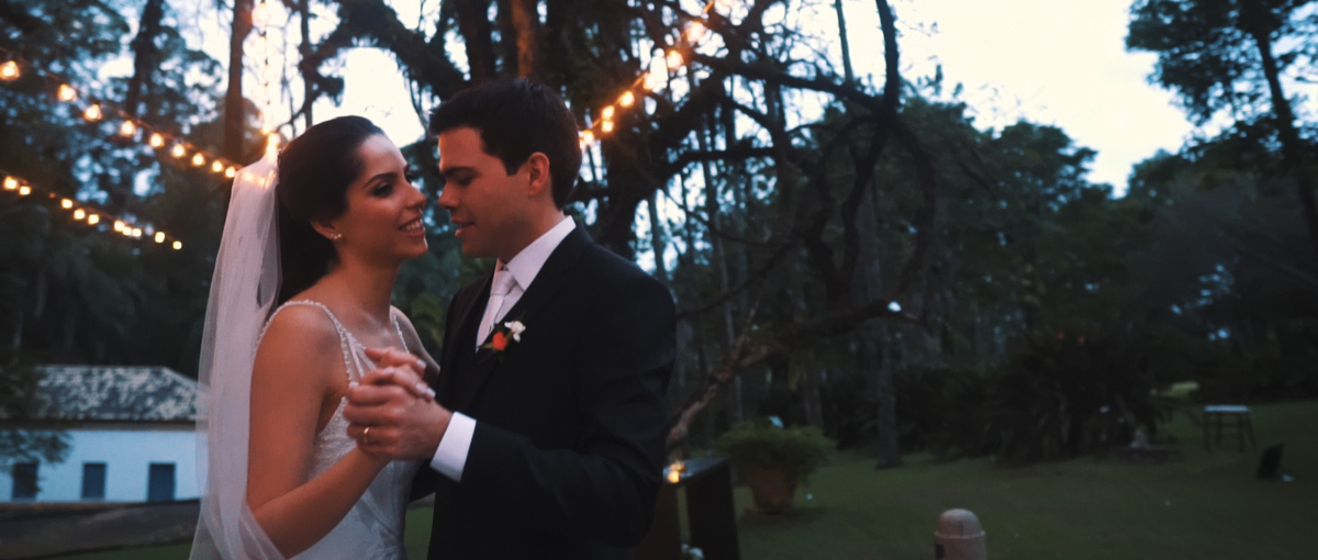 Noivos dançando no fim de tarde na Fazenda Santa Barbara