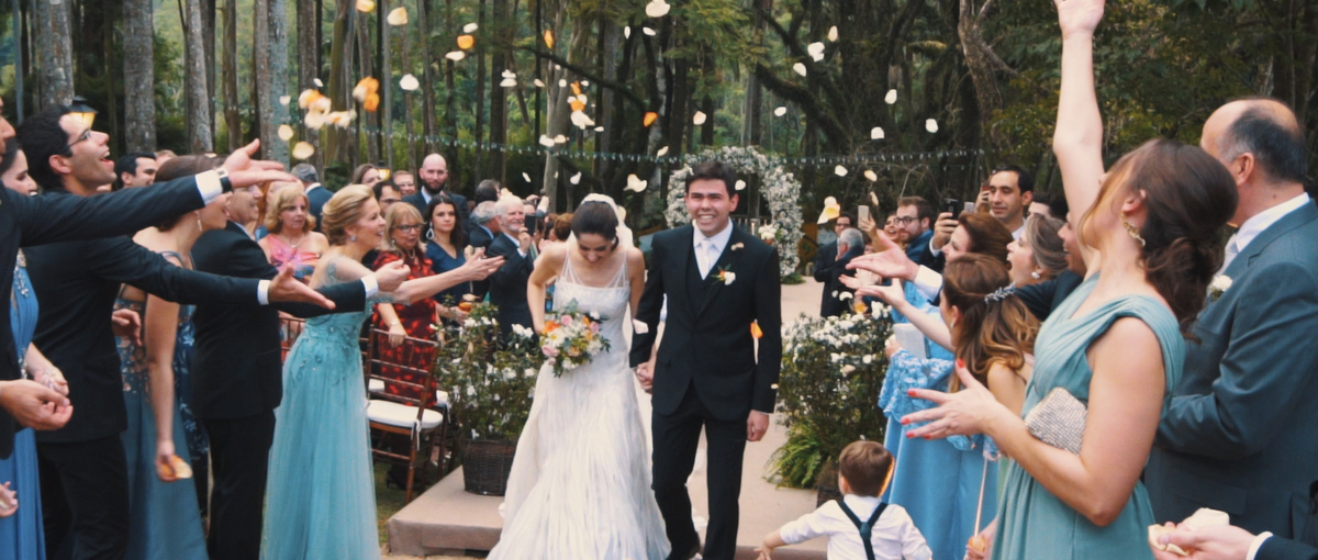 Taisa e Fernando caminhando no fim da cerimônia de seu casamento na Fazenda Santa Barbara