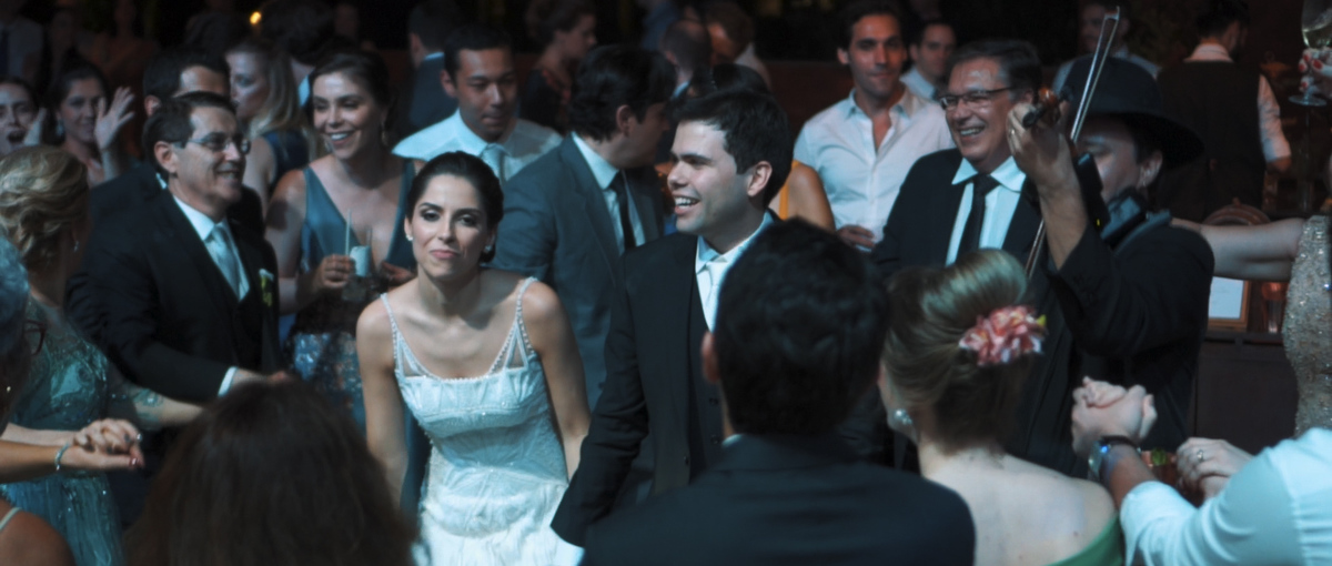 Casal e convidados dançando na recepção de casamento na Fazenda Santa Barbara