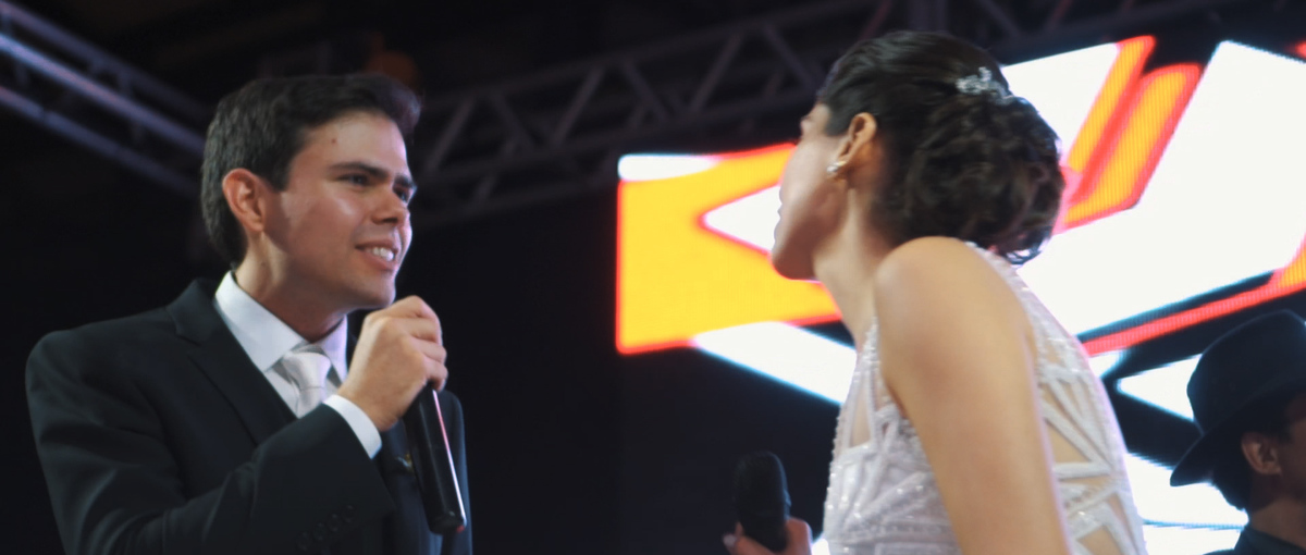 Noivo Fernando cantando para sua esposa Taisa no palco da Fazenda Santa Barbara