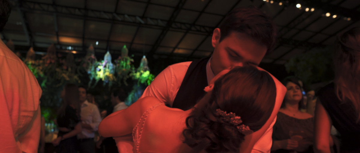 Taisa e Fernando se beijando durante a festa de casamento na Fazenda Santa Barbara