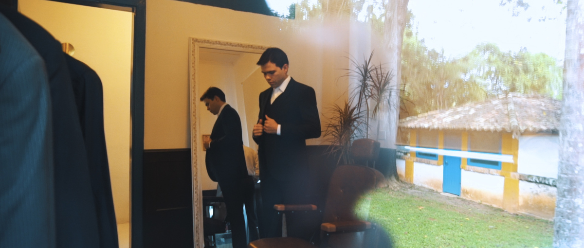 Noivo se vestindo em Fazenda Santa Barbara