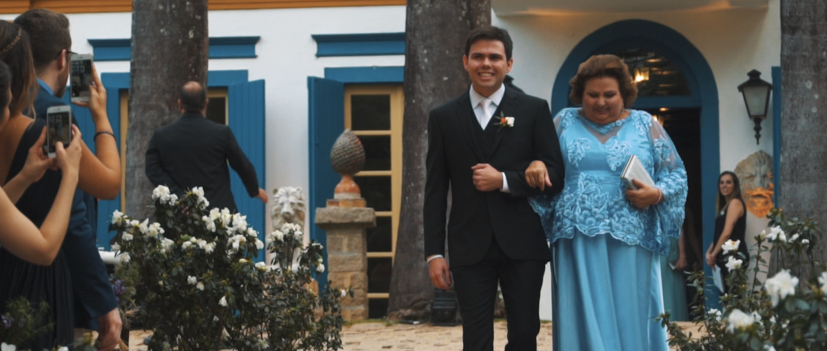 Noivo Fernando entrando na cerimônia de seu casamento acompanhado de sua mãe na Fazenda Santa Barbara
