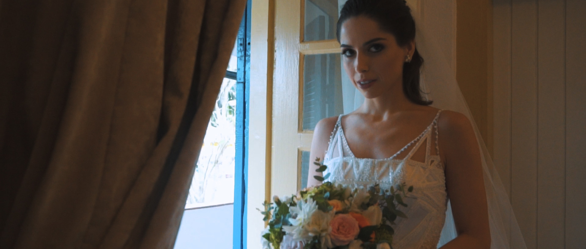 Noiva Taisa momentos antes de entrar na cerimônia de seu casamento na Fazenda Santa Barbara