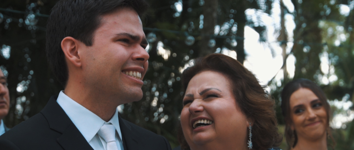 Noivo Fernando emocionado ao ver sua noiva Taisa entrar na cerimônia de seu casamento na Fazenda Santa Barbara