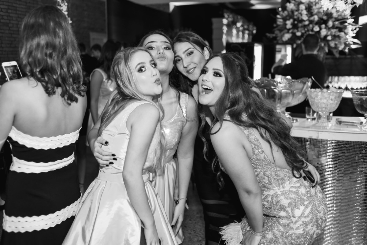 fotógrafo-de-casamento-fotógrafo em Marília-debutante-buffet Planalto-fotógrafo de marília-moinho matarazzo-Adriana Zequini-Thita Marcon-Grand Salon-Fotógrafo Social-vestido de debutante-15anos-decoração de 15 anos-15 anos-bolo de 15 anos