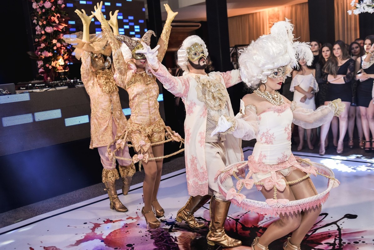 fotógrafo-de-casamento-fotógrafo em Marília-debutante-buffet Planalto-fotógrafo de marília-moinho matarazzo-Adriana Zequini-Thita Marcon-Grand Salon-Fotógrafo Social-vestido de debutante-15anos-decoração de 15 anos-15 anos-bolo de 15 anos