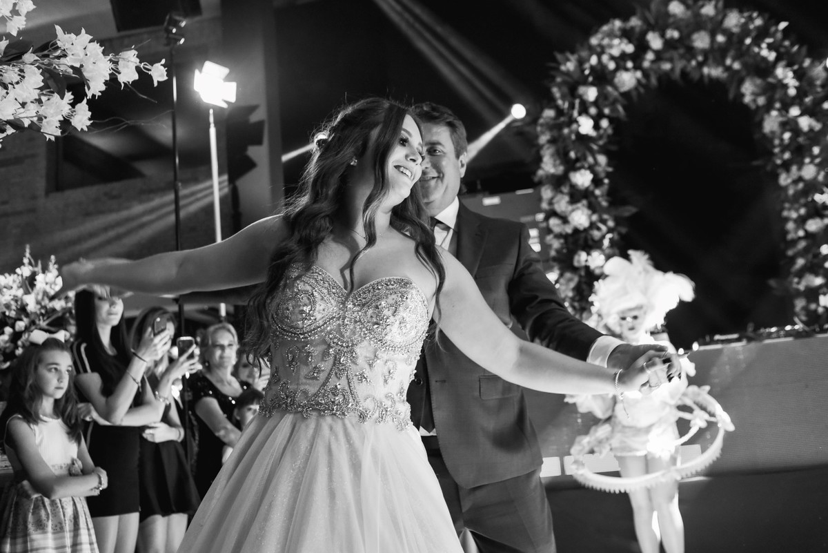 fotógrafo-de-casamento-fotógrafo em Marília-debutante-buffet Planalto-fotógrafo de marília-moinho matarazzo-Adriana Zequini-Thita Marcon-Grand Salon-Fotógrafo Social-vestido de debutante-15anos-decoração de 15 anos-15 anos-bolo de 15 anos