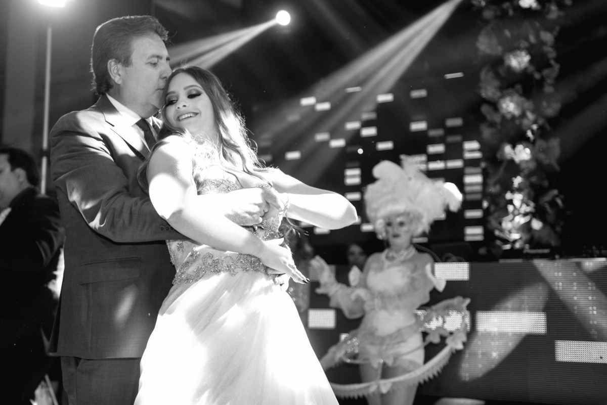 fotógrafo-de-casamento-fotógrafo em Marília-debutante-buffet Planalto-fotógrafo de marília-moinho matarazzo-Adriana Zequini-Thita Marcon-Grand Salon-Fotógrafo Social-vestido de debutante-15anos-decoração de 15 anos-15 anos-bolo de 15 anos