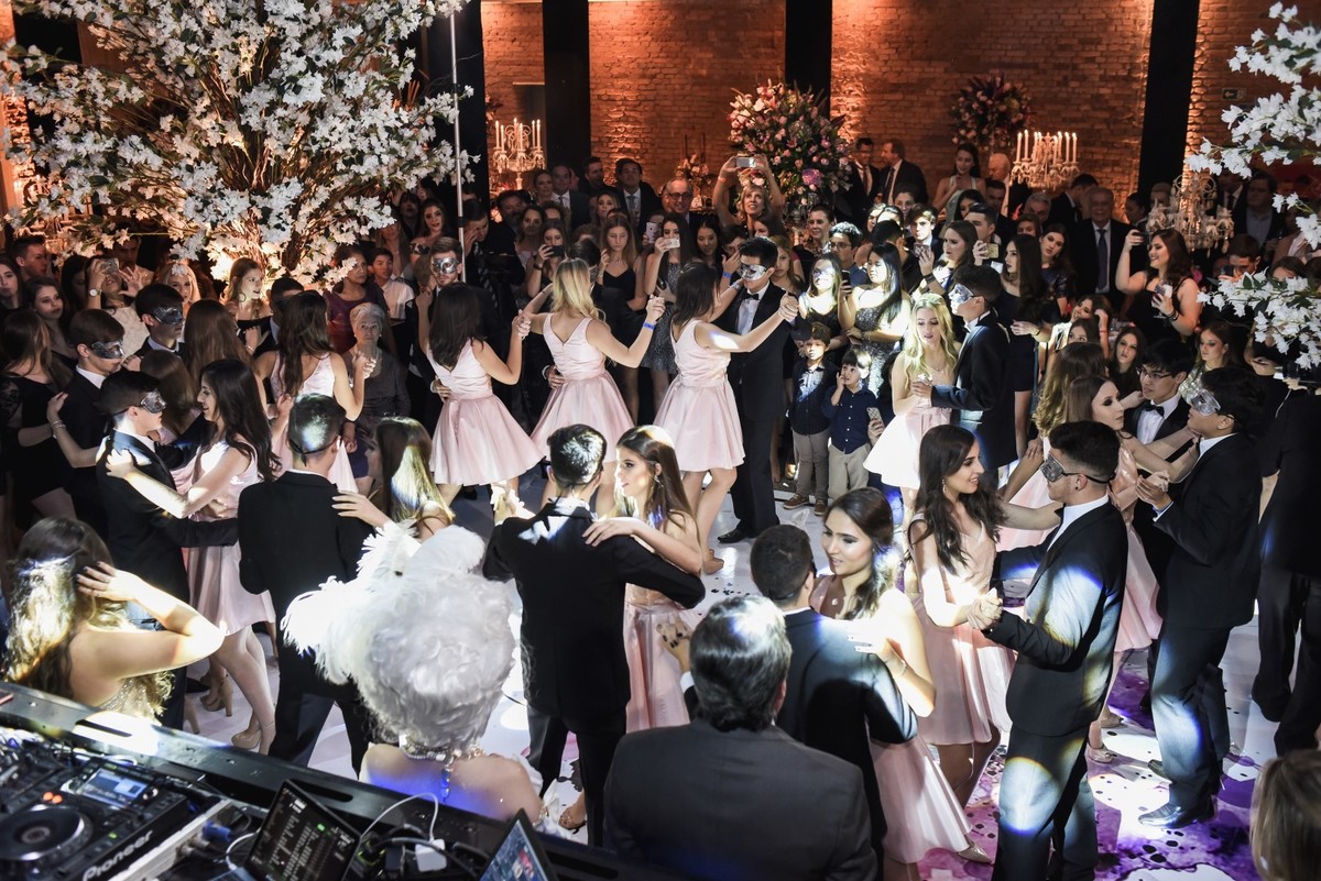 fotógrafo-de-casamento-fotógrafo em Marília-debutante-buffet Planalto-fotógrafo de marília-moinho matarazzo-Adriana Zequini-Thita Marcon-Grand Salon-Fotógrafo Social-vestido de debutante-15anos-decoração de 15 anos-15 anos-bolo de 15 anos