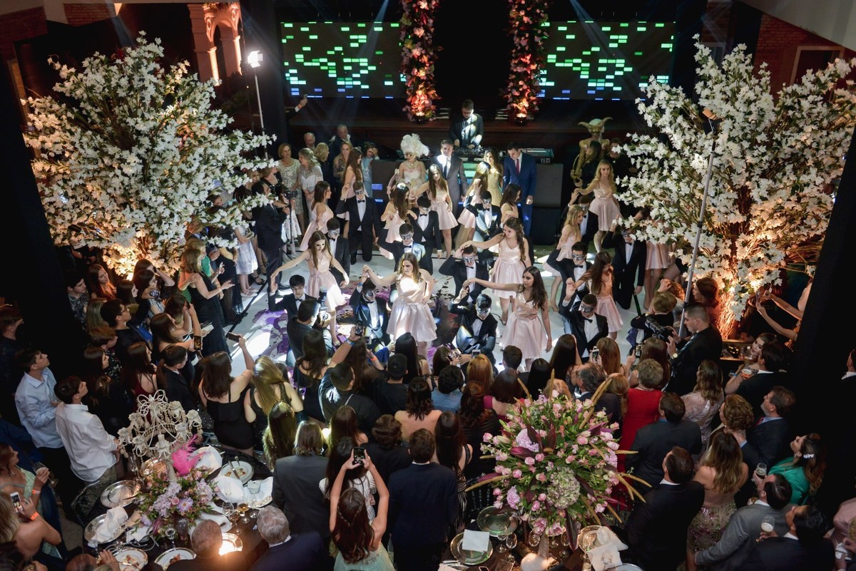 fotógrafo-de-casamento-fotógrafo em Marília-debutante-buffet Planalto-fotógrafo de marília-moinho matarazzo-Adriana Zequini-Thita Marcon-Grand Salon-Fotógrafo Social-vestido de debutante-15anos-decoração de 15 anos-15 anos-bolo de 15 anos