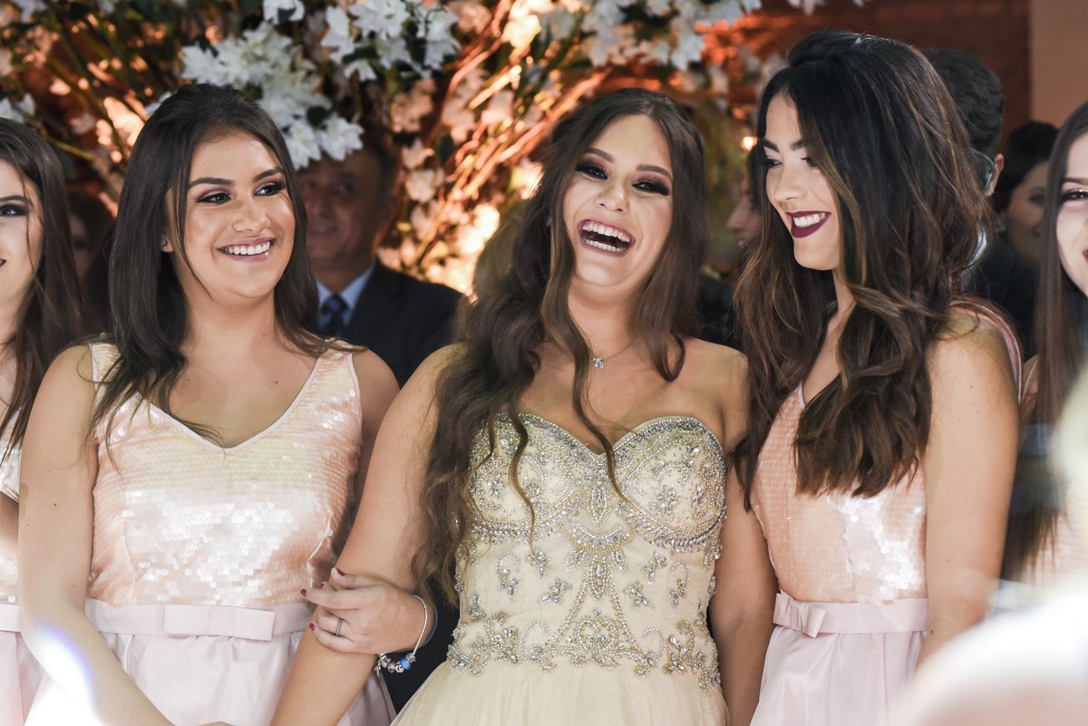 fotógrafo-de-casamento-fotógrafo em Marília-debutante-buffet Planalto-fotógrafo de marília-moinho matarazzo-Adriana Zequini-Thita Marcon-Grand Salon-Fotógrafo Social-vestido de debutante-15anos-decoração de 15 anos-15 anos-bolo de 15 anos