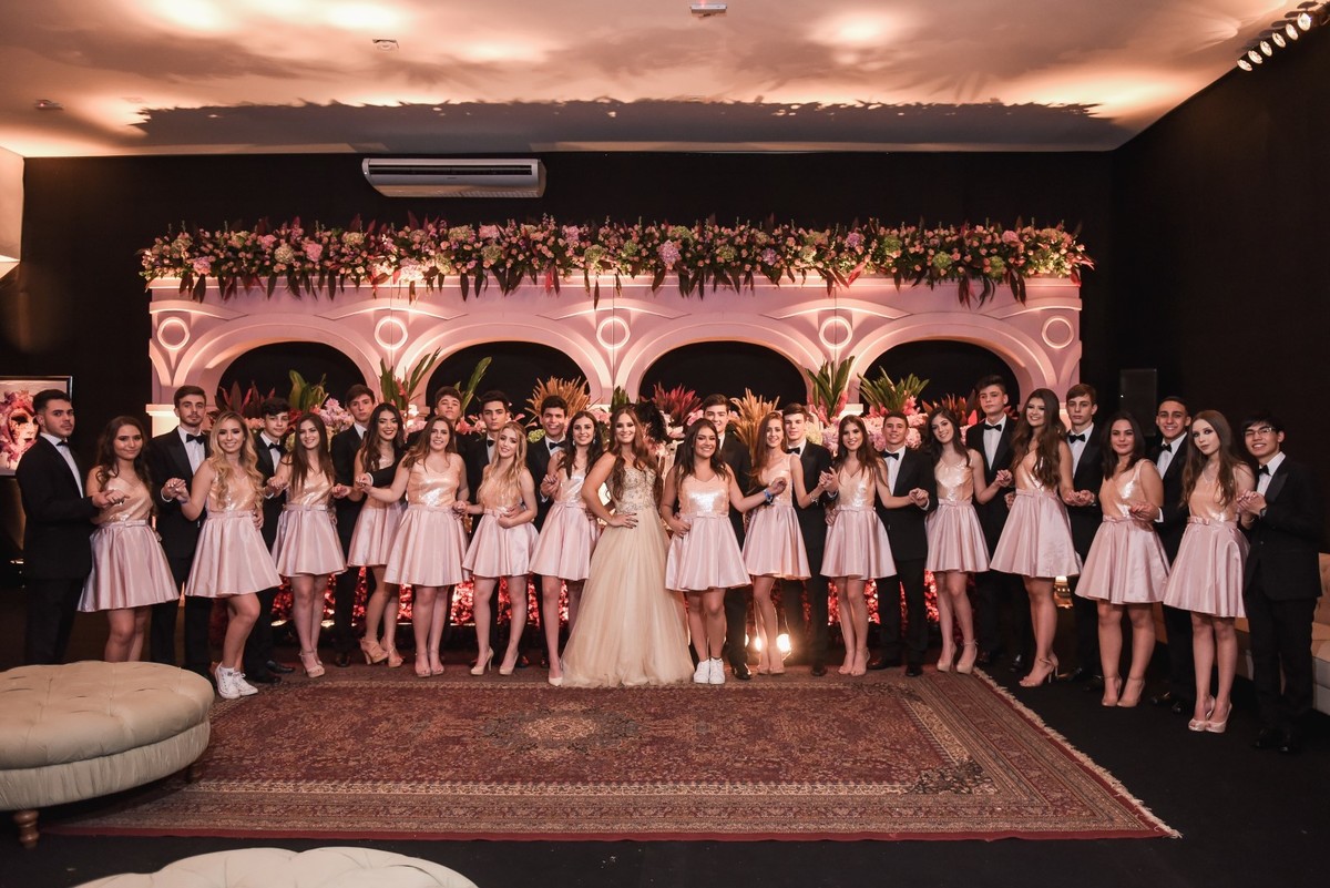 fotógrafo-de-casamento-fotógrafo em Marília-debutante-buffet Planalto-fotógrafo de marília-moinho matarazzo-Adriana Zequini-Thita Marcon-Grand Salon-Fotógrafo Social-vestido de debutante-15anos-decoração de 15 anos-15 anos-bolo de 15 anos