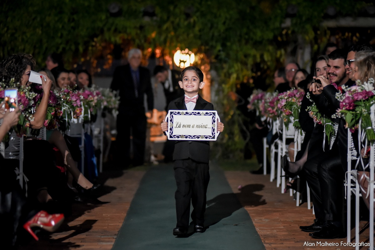 casamento tradicional-fotógrafo-fotógrafo-em-Marília-Noiva-fotógrafo em marília-aliança-casamento-Mari Cabelo Estetica-zankyu-Luciano Arantes-Mara Vieira-Iraides Bevlaqua-Vestido-foto de casamento-Buquê-Banda Frisson-Camila Nery-Patricia Guimarães-wedding