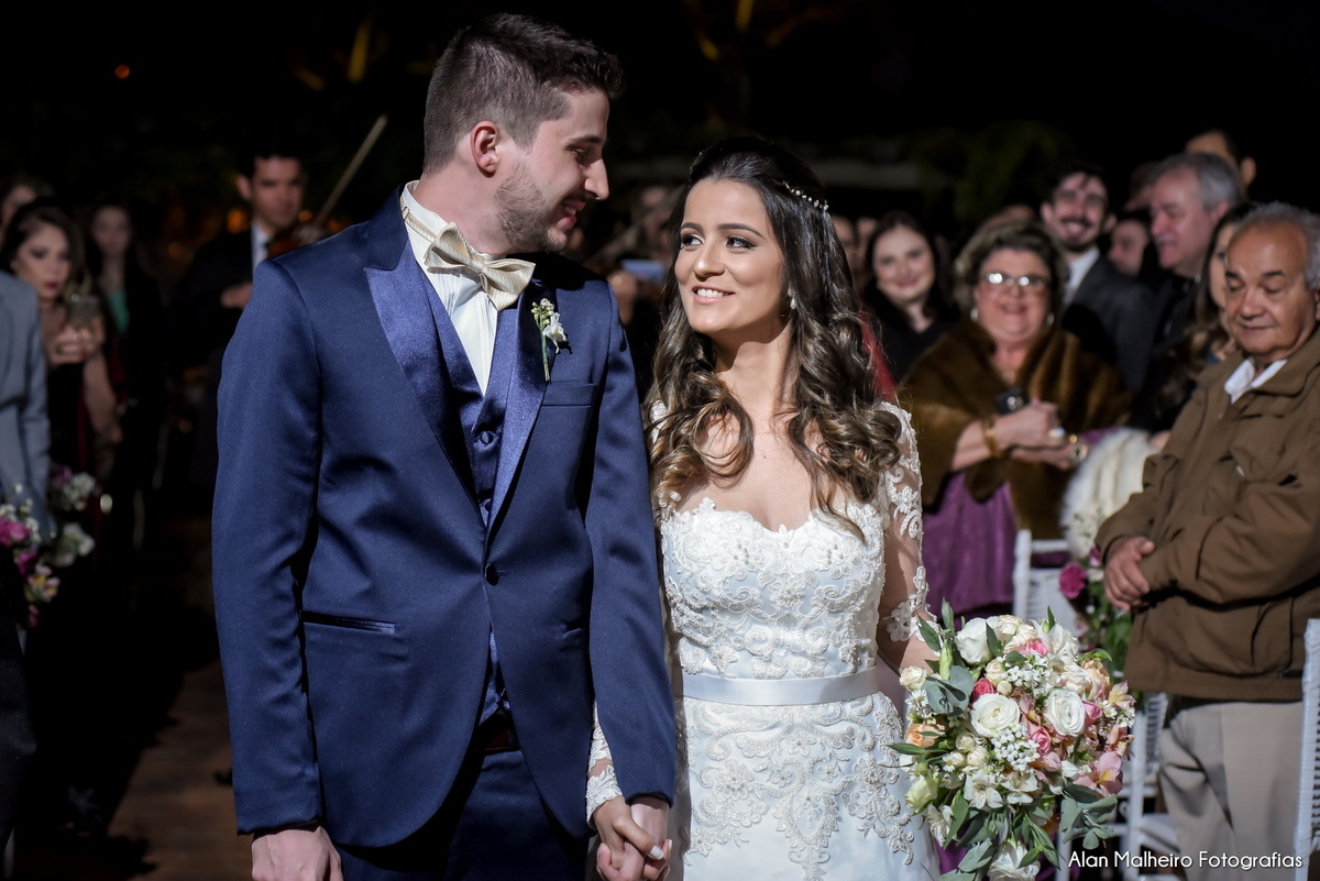 casamento tradicional-fotógrafo-fotógrafo-em-Marília-Noiva-fotógrafo em marília-aliança-casamento-Mari Cabelo Estetica-zankyu-Luciano Arantes-Mara Vieira-Iraides Bevlaqua-Vestido-foto de casamento-Buquê-Banda Frisson-Camila Nery-Patricia Guimarães-wedding