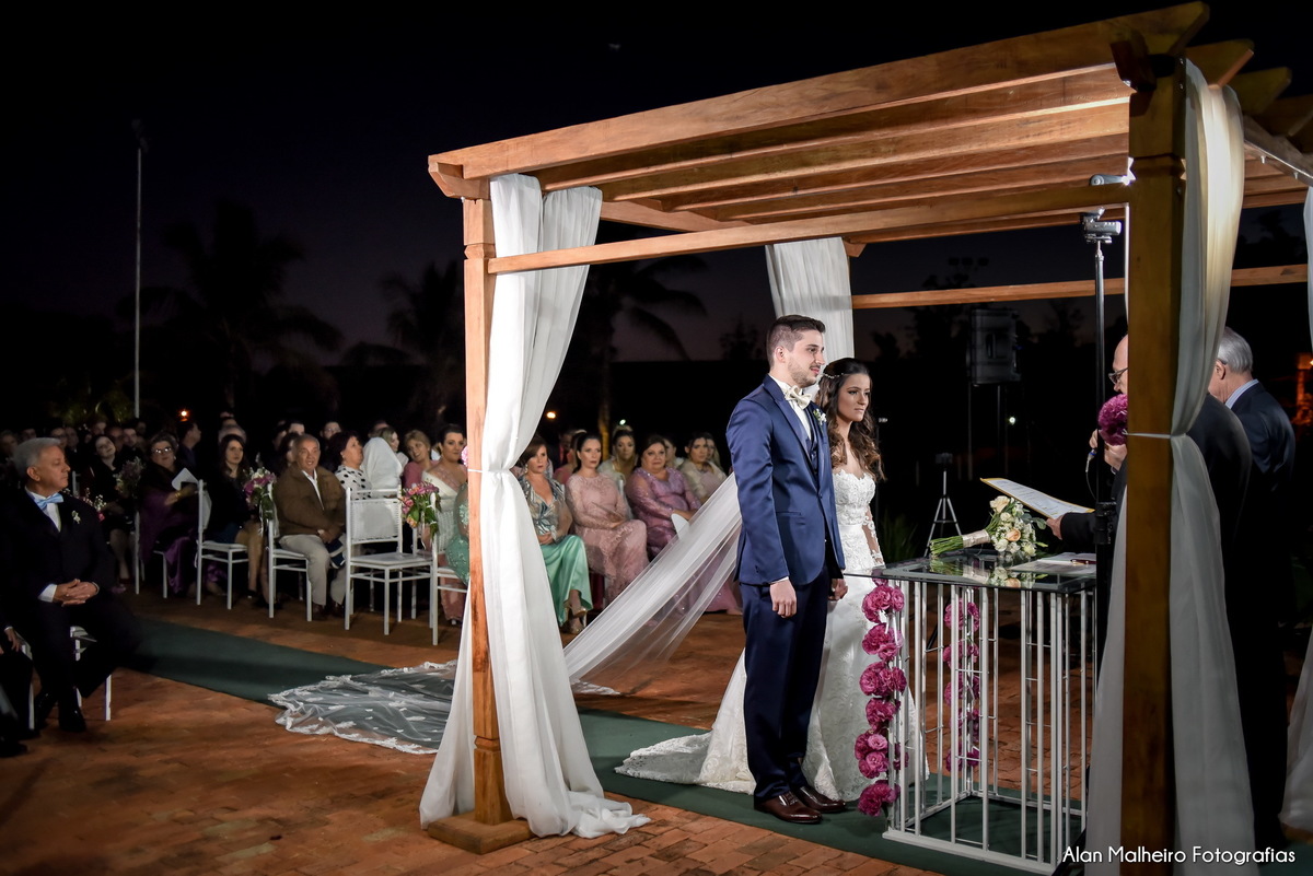 casamento tradicional-fotógrafo-fotógrafo-em-Marília-Noiva-fotógrafo em marília-aliança-casamento-Mari Cabelo Estetica-zankyu-Luciano Arantes-Mara Vieira-Iraides Bevlaqua-Vestido-foto de casamento-Buquê-Banda Frisson-Camila Nery-Patricia Guimarães-wedding
