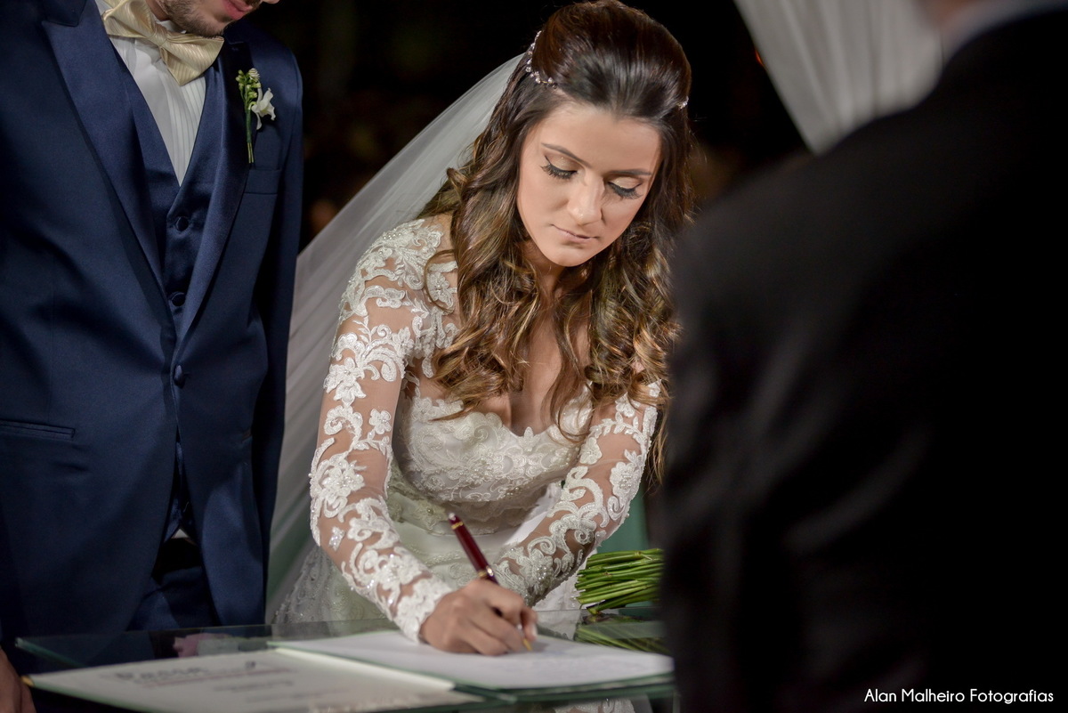casamento tradicional-fotógrafo-fotógrafo-em-Marília-Noiva-fotógrafo em marília-aliança-casamento-Mari Cabelo Estetica-zankyu-Luciano Arantes-Mara Vieira-Iraides Bevlaqua-Vestido-foto de casamento-Buquê-Banda Frisson-Camila Nery-Patricia Guimarães-wedding