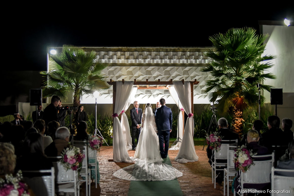casamento tradicional-fotógrafo-fotógrafo-em-Marília-Noiva-fotógrafo em marília-aliança-casamento-Mari Cabelo Estetica-zankyu-Luciano Arantes-Mara Vieira-Iraides Bevlaqua-Vestido-foto de casamento-Buquê-Banda Frisson-Camila Nery-Patricia Guimarães-wedding