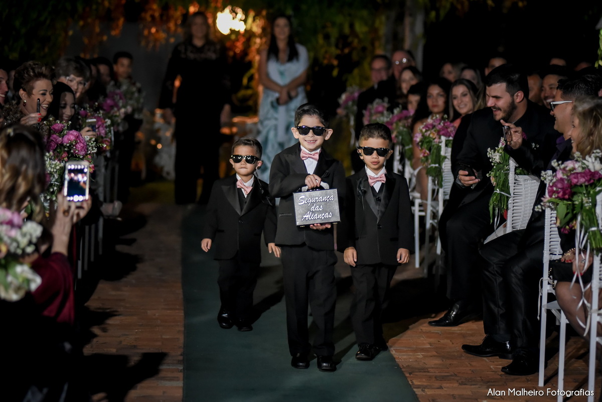 casamento tradicional-fotógrafo-fotógrafo-em-Marília-Noiva-fotógrafo em marília-aliança-casamento-Mari Cabelo Estetica-zankyu-Luciano Arantes-Mara Vieira-Iraides Bevlaqua-Vestido-foto de casamento-Buquê-Banda Frisson-Camila Nery-Patricia Guimarães-wedding