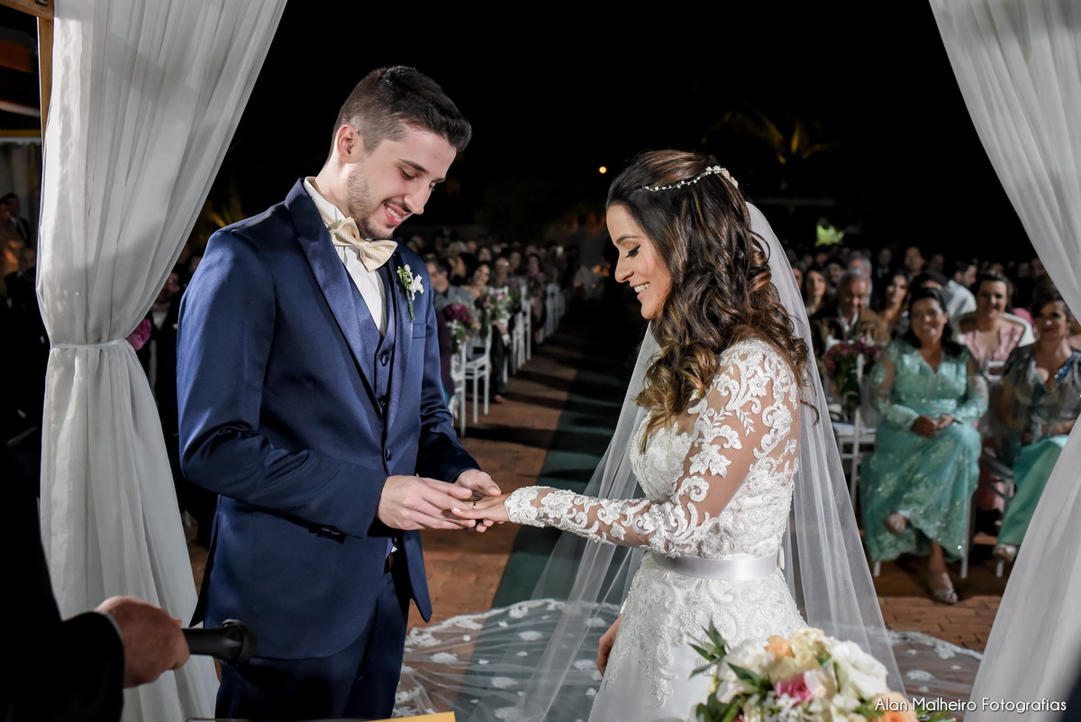 casamento tradicional-fotógrafo-fotógrafo-em-Marília-Noiva-fotógrafo em marília-aliança-casamento-Mari Cabelo Estetica-zankyu-Luciano Arantes-Mara Vieira-Iraides Bevlaqua-Vestido-foto de casamento-Buquê-Banda Frisson-Camila Nery-Patricia Guimarães-wedding