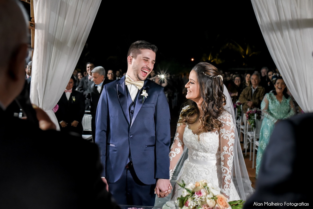 casamento tradicional-fotógrafo-fotógrafo-em-Marília-Noiva-fotógrafo em marília-aliança-casamento-Mari Cabelo Estetica-zankyu-Luciano Arantes-Mara Vieira-Iraides Bevlaqua-Vestido-foto de casamento-Buquê-Banda Frisson-Camila Nery-Patricia Guimarães-wedding