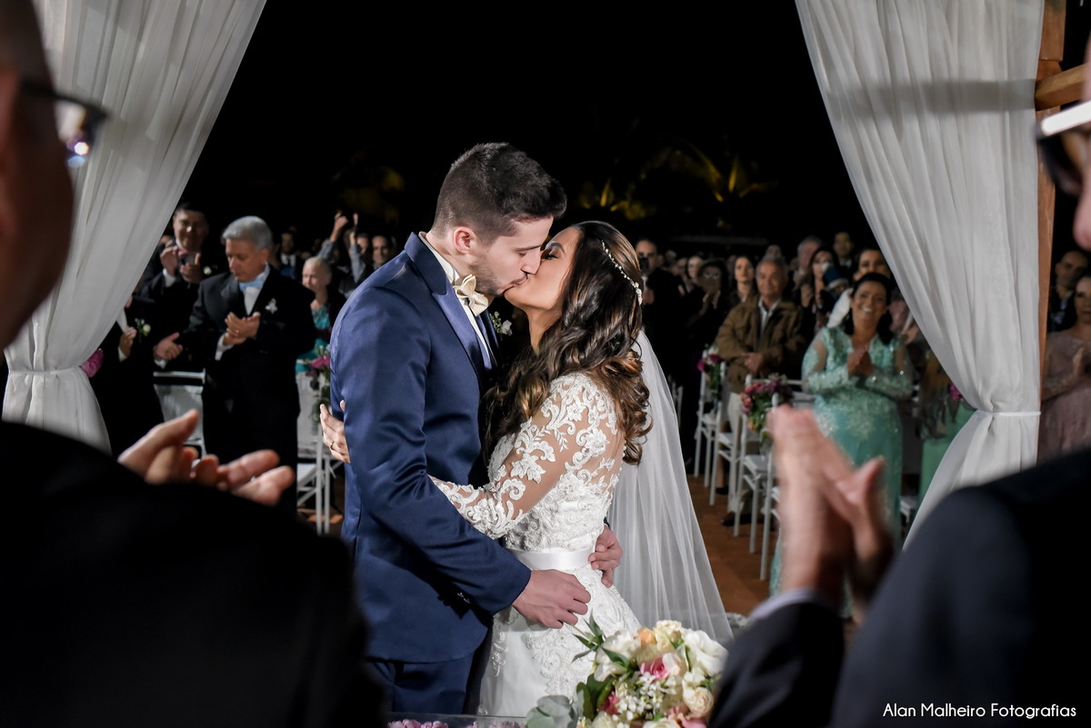 casamento tradicional-fotógrafo-fotógrafo-em-Marília-Noiva-fotógrafo em marília-aliança-casamento-Mari Cabelo Estetica-zankyu-Luciano Arantes-Mara Vieira-Iraides Bevlaqua-Vestido-foto de casamento-Buquê-Banda Frisson-Camila Nery-Patricia Guimarães-wedding